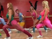 La donna fa sesso con uno sconosciuto durante l'aerobica